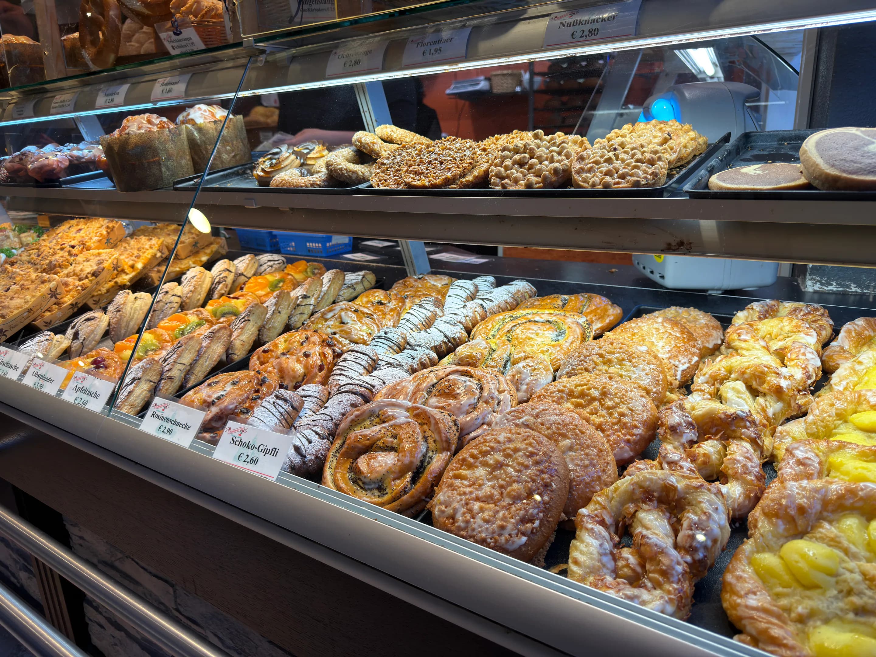 Verkaufstheke des Backshops mit einer großen Auswahl an süßen Backwaren und Gebäck