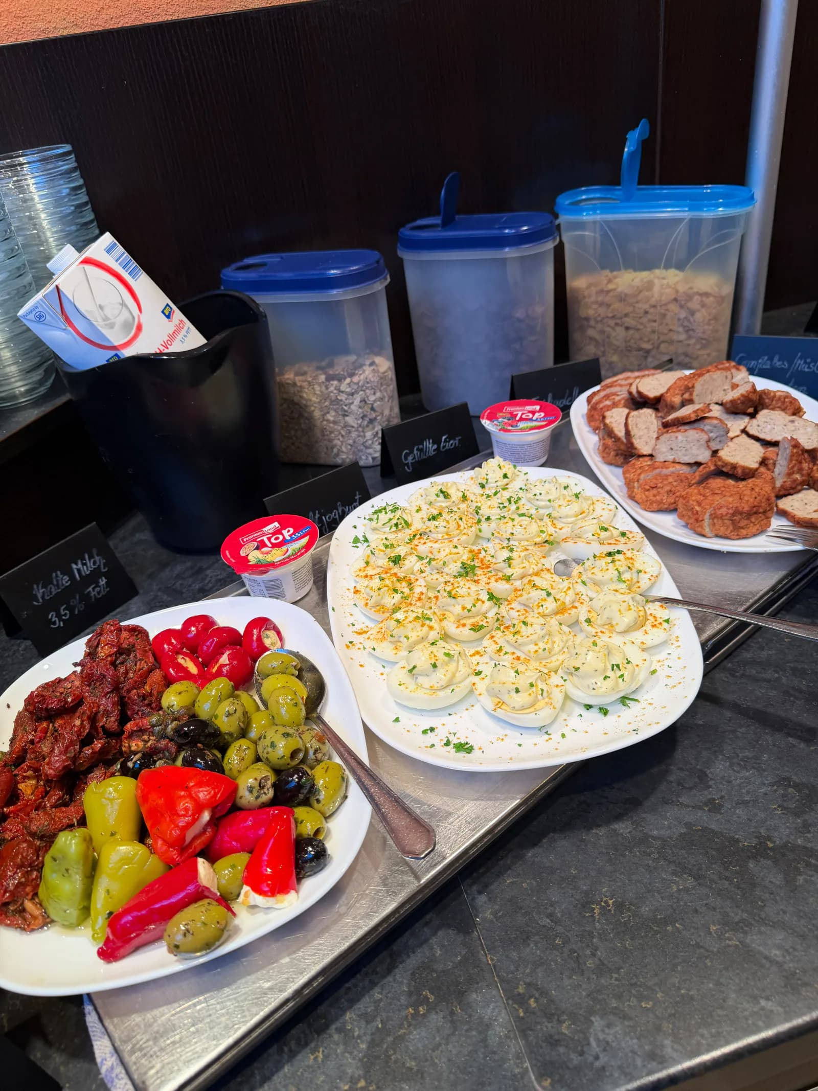 Herzhafte Buffetplatten mit Antipasti, gefüllten Eiern, Müsli und Joghurt