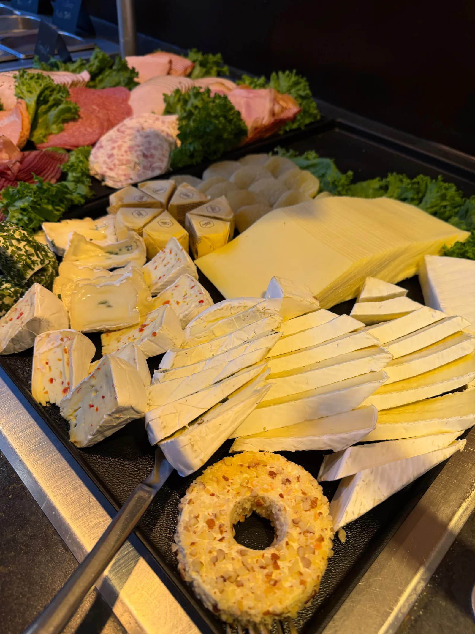 Große Käseauswahl mit Weichkäse, Schnittkäse und Frischkäse am Frühstücksbuffet