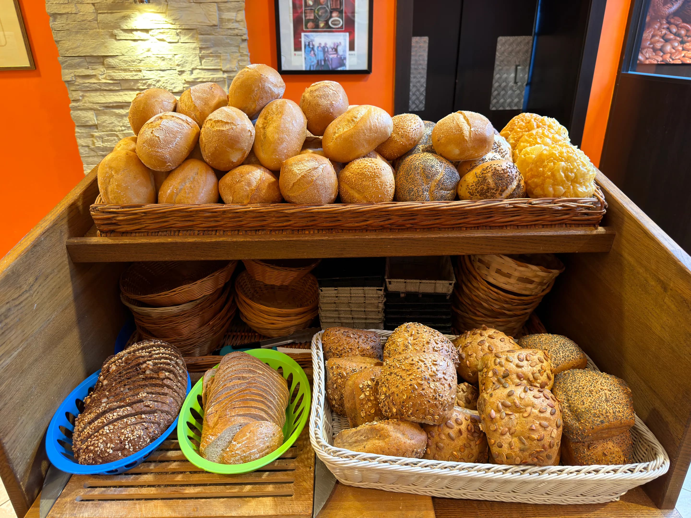 Brotstation des Frühstücksbuffets mit frischen Brötchen, Körnerbrötchen und geschnittenem Brot